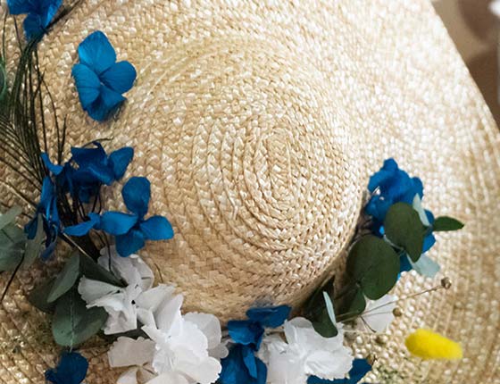 décorations de chapeaux avec des fleurs et des tissus colorés