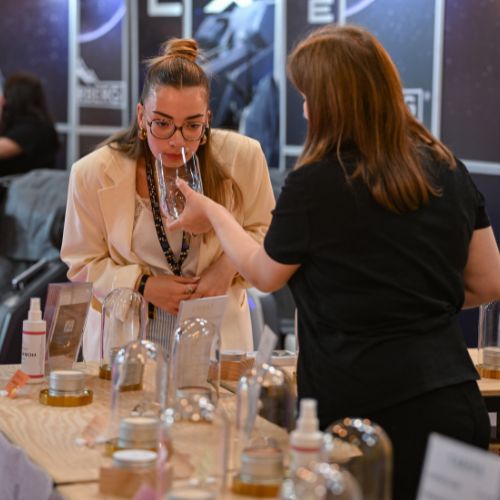 Une participante découvre et teste des produits lors d’un atelier olfactif ou cosmétique.