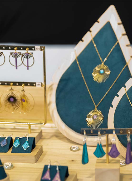 exposition de bijoux dorés avec des détails bleu ciel ou violet