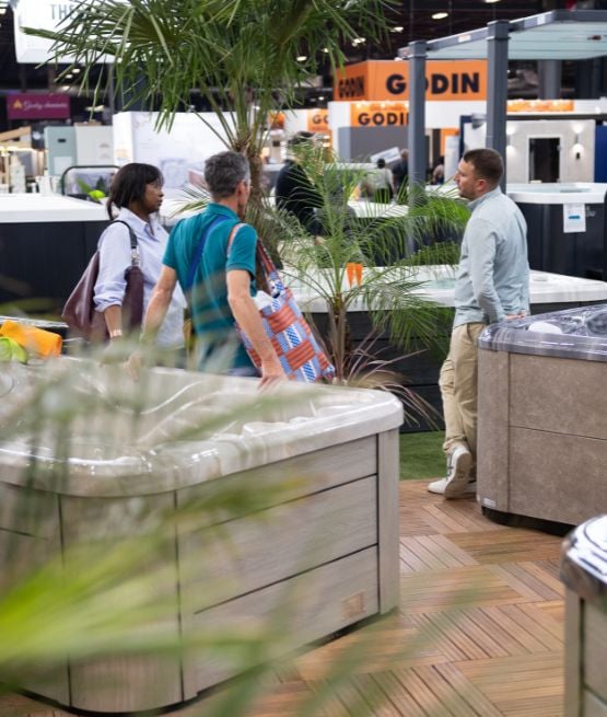 visiteurs et exposant sur stand de jacuzzi