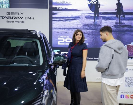 Visiteurs découvrant un véhicule sur un salon automobile