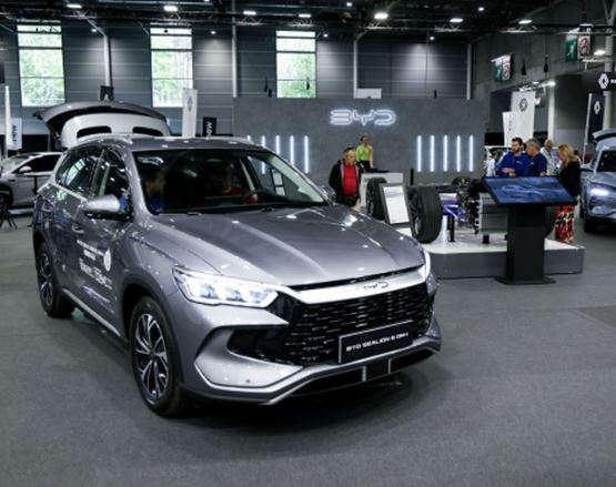 voiture byd grise sur son stand