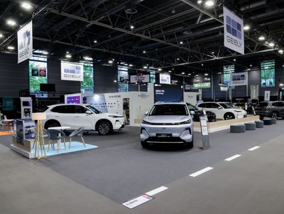 Stand de constructeurs automobiles présentant des véhicules au salon de la mobilité