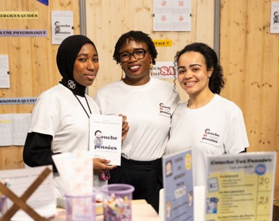 3 exposantes du stand couche tes pensees