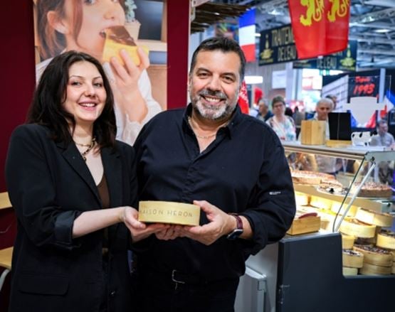 Maison Heron présentant ses produits fromagers sur un stand de salon