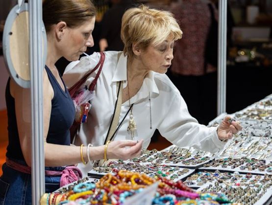 deux visiteuses sur un stand de bijoux