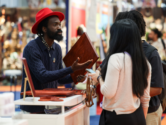 Artisan présentant sa création à des visiteurs