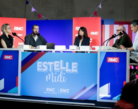 Plateau radio RMC avec animateurs et intervenants lors d’une émission en direct sur un salon professionnel