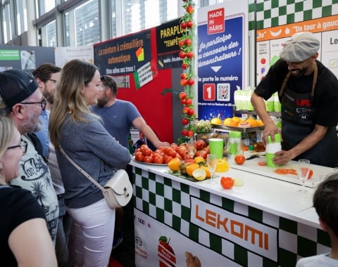 Démonstration culinaire sur un stand Made in Paris avec des visiteurs