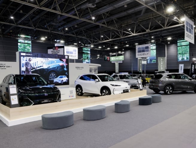 Stand automobile avec véhicules exposés à Auto Mobil Paris