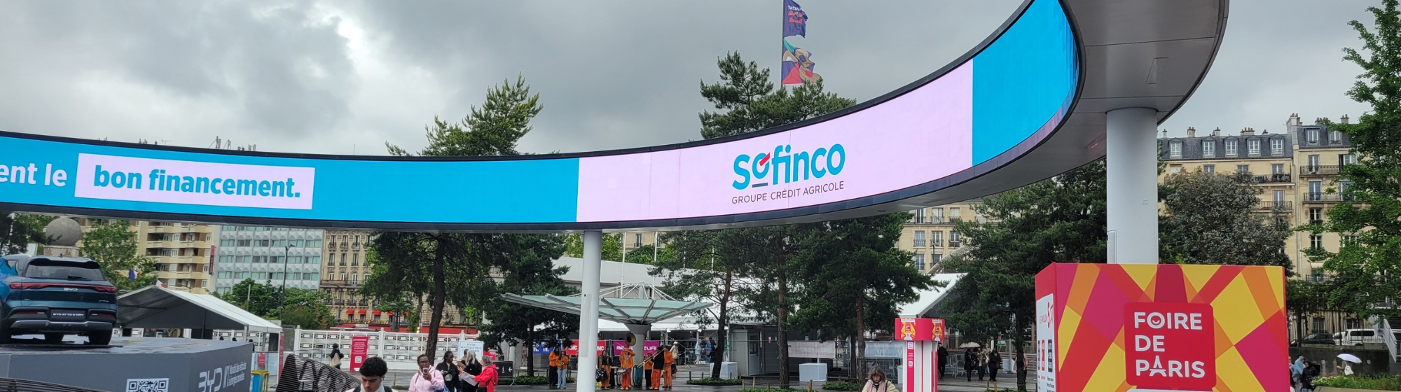 entrée exterieur foire avec panneau publicitaire