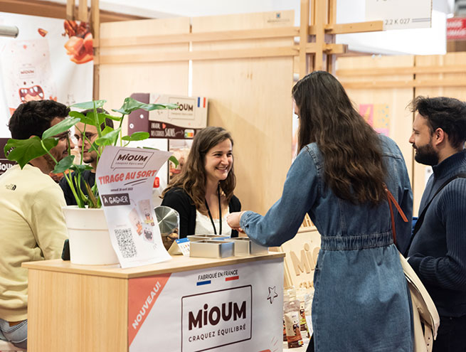 Photo d'un échange entre des exposants et des visiteurs sur Foire de Paris.