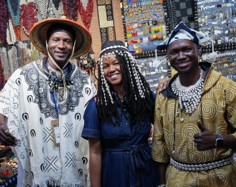 Artisans africains présentant leur savoir-faire à World in Paris